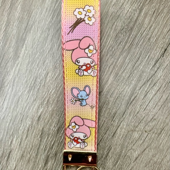 Cute My Melody holding red heart and Flat blue color mouse with flowers wristlet - Picture 7 of 8